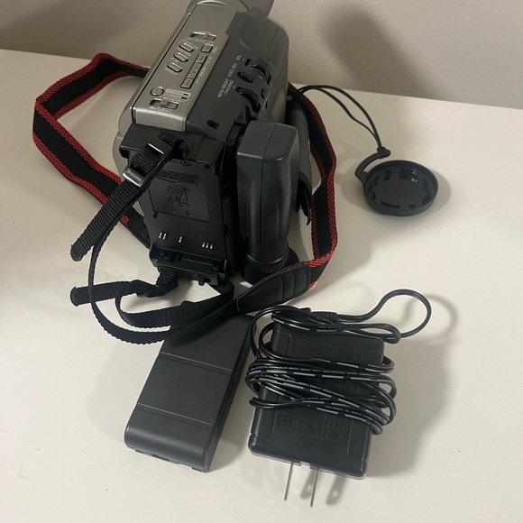 JVC GR-SXM245U Camcorder Camera No Tasted With Charger And Bag , cover takes off - Picture 5 of 16